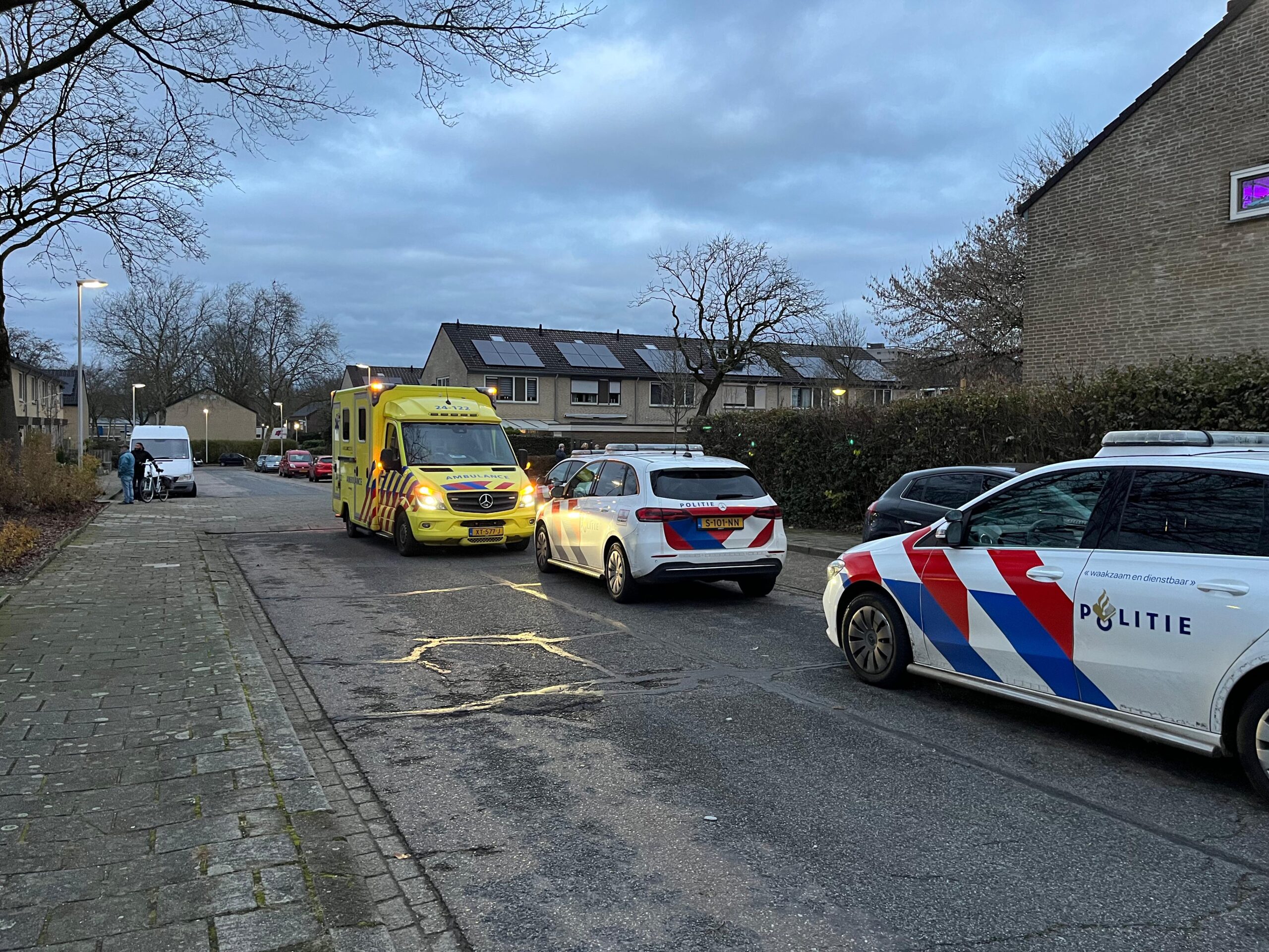 Gewonde bij steekpartij in woning, politie zoekt dader