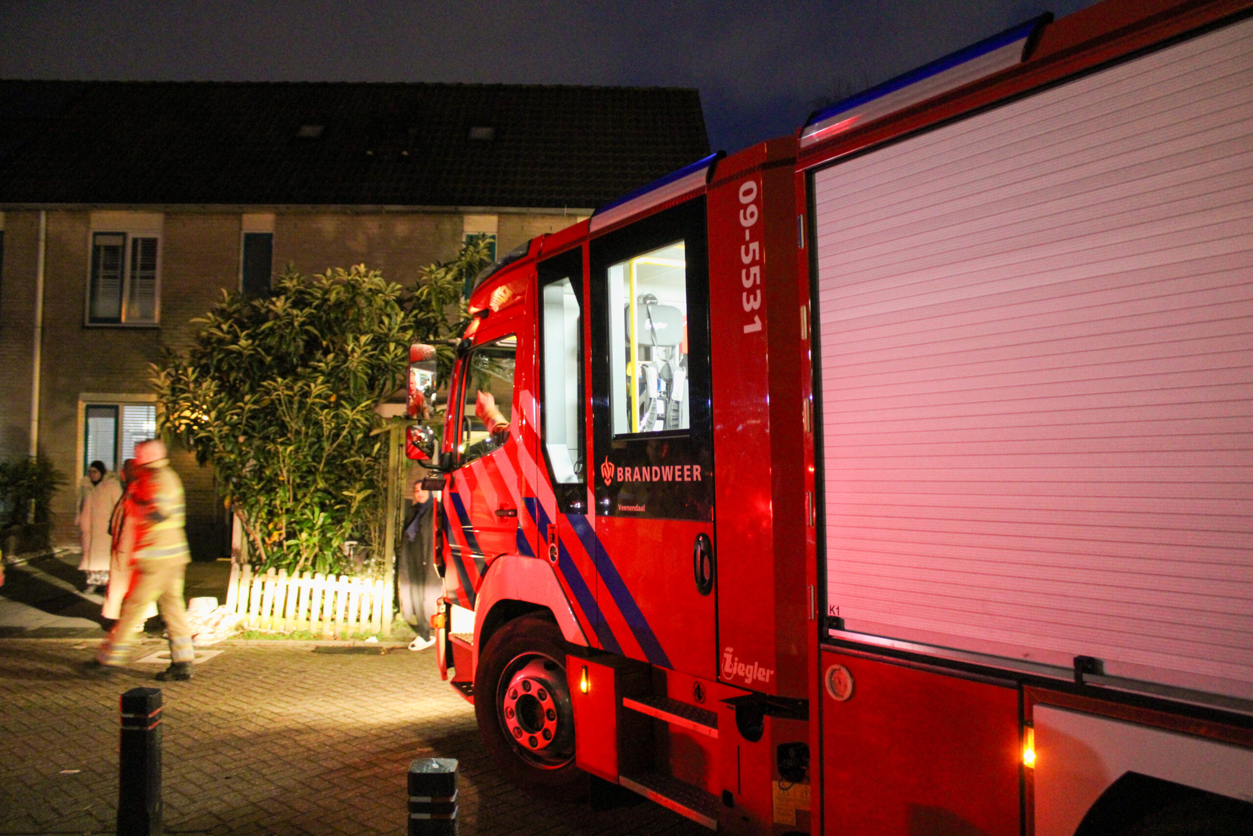 Man loopt brandwonden op tijdens autobrand