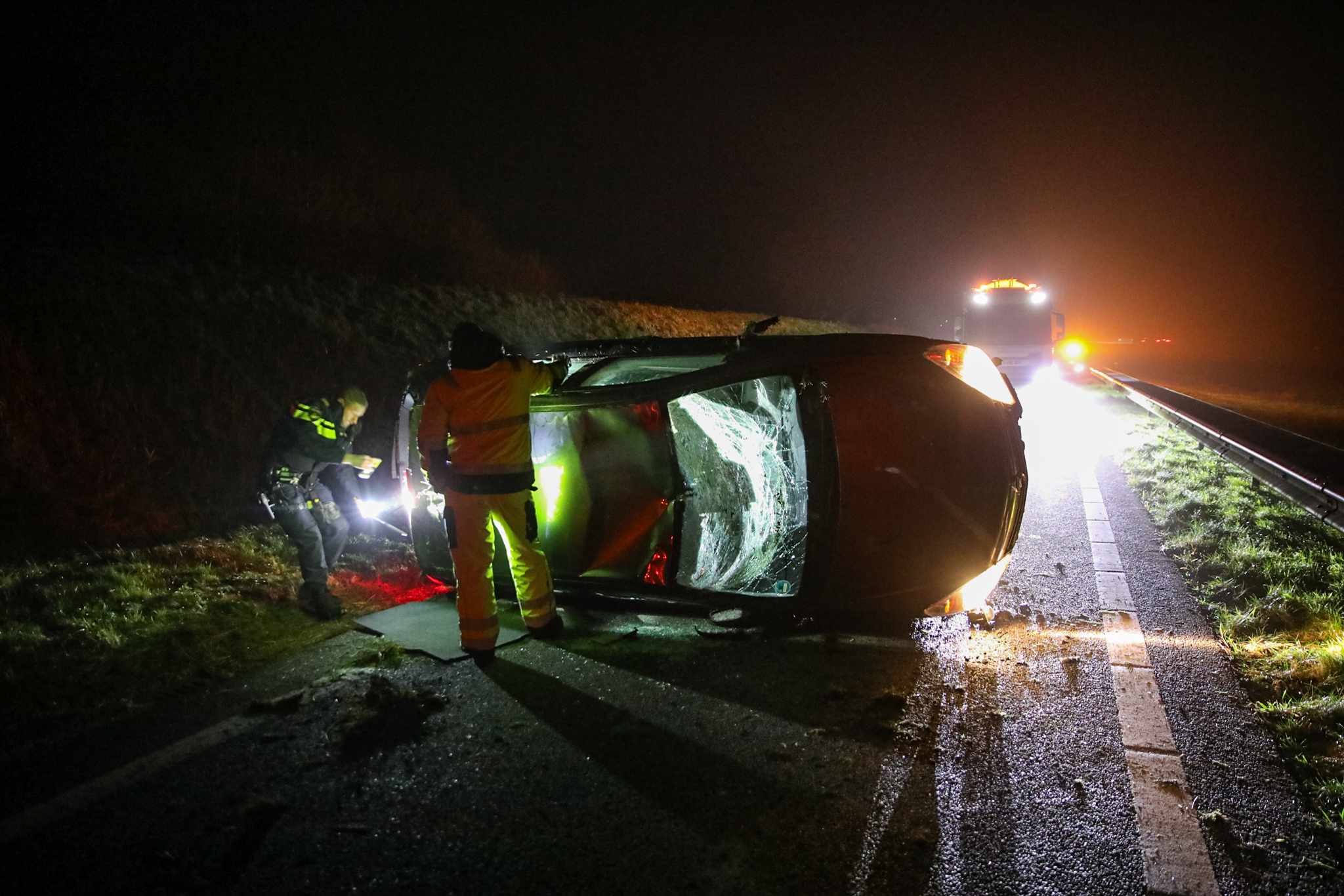 Auto raakt van de weg en belandt op z’n kant