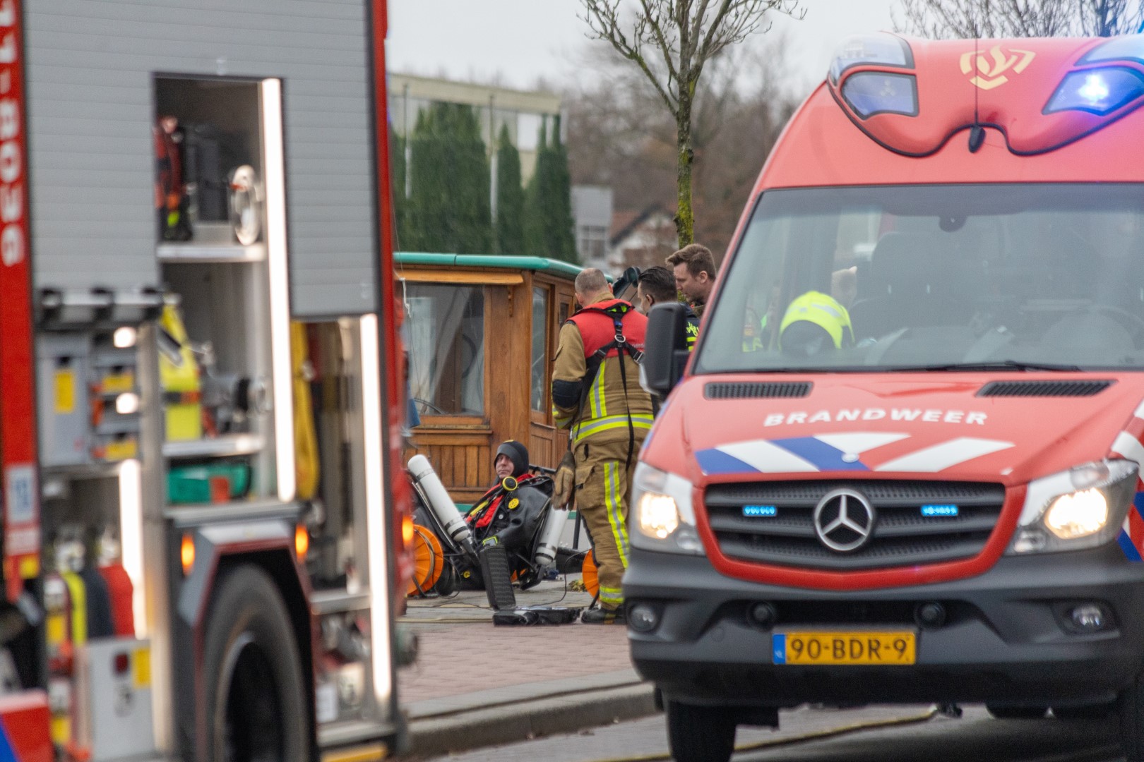 Man overleden nadat auto te water raakt, weg dicht