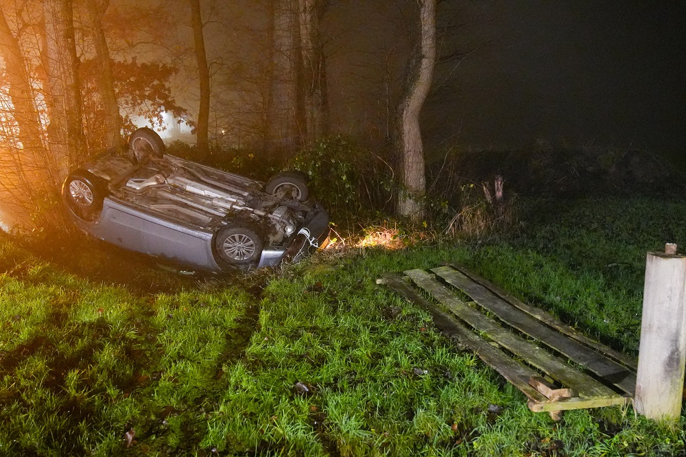 Auto op z’n kop in sloot in dichte mist