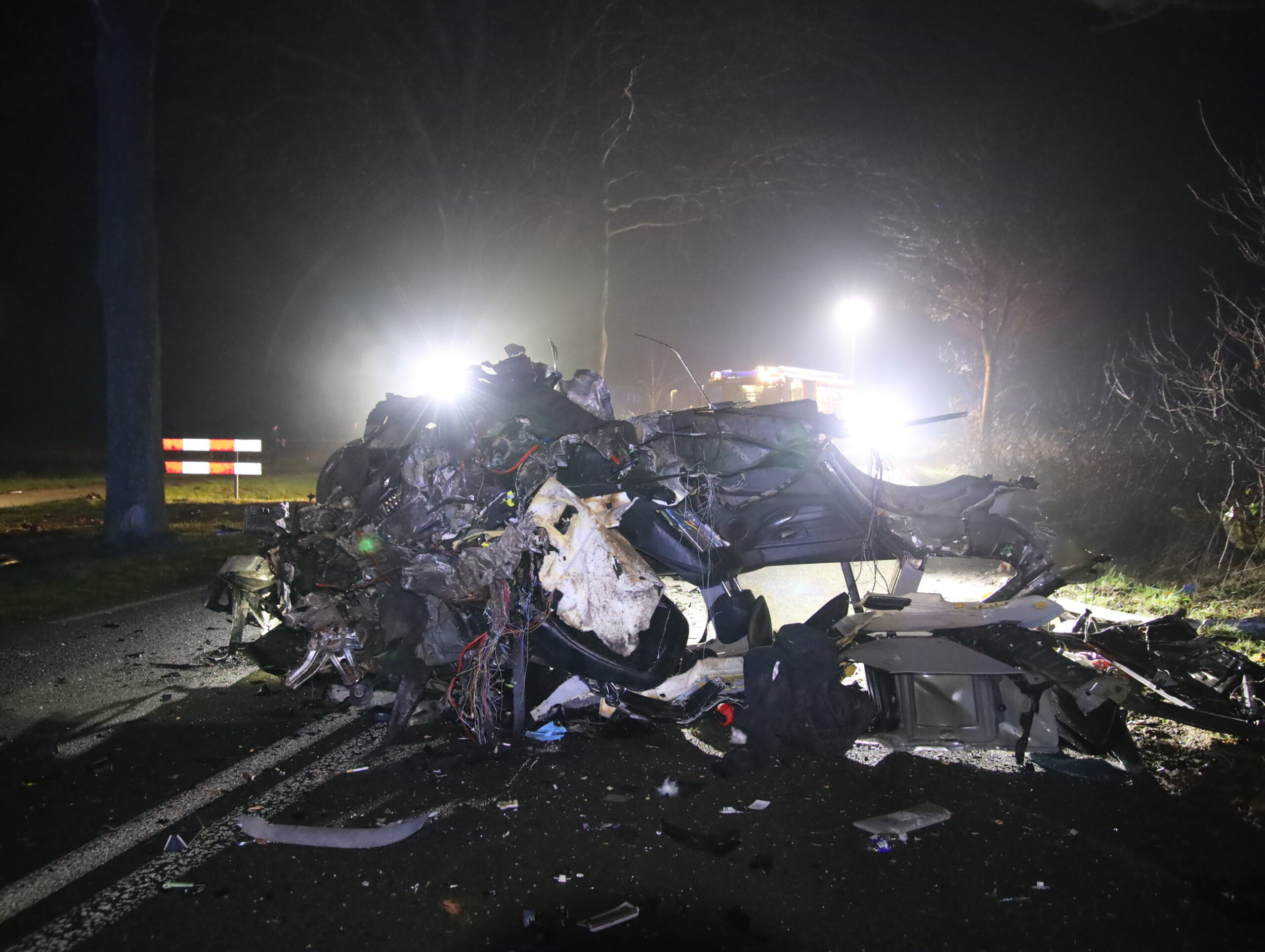 BIZAR: Auto breekt in tweeën na zware crash, bestuurder zwaargewond