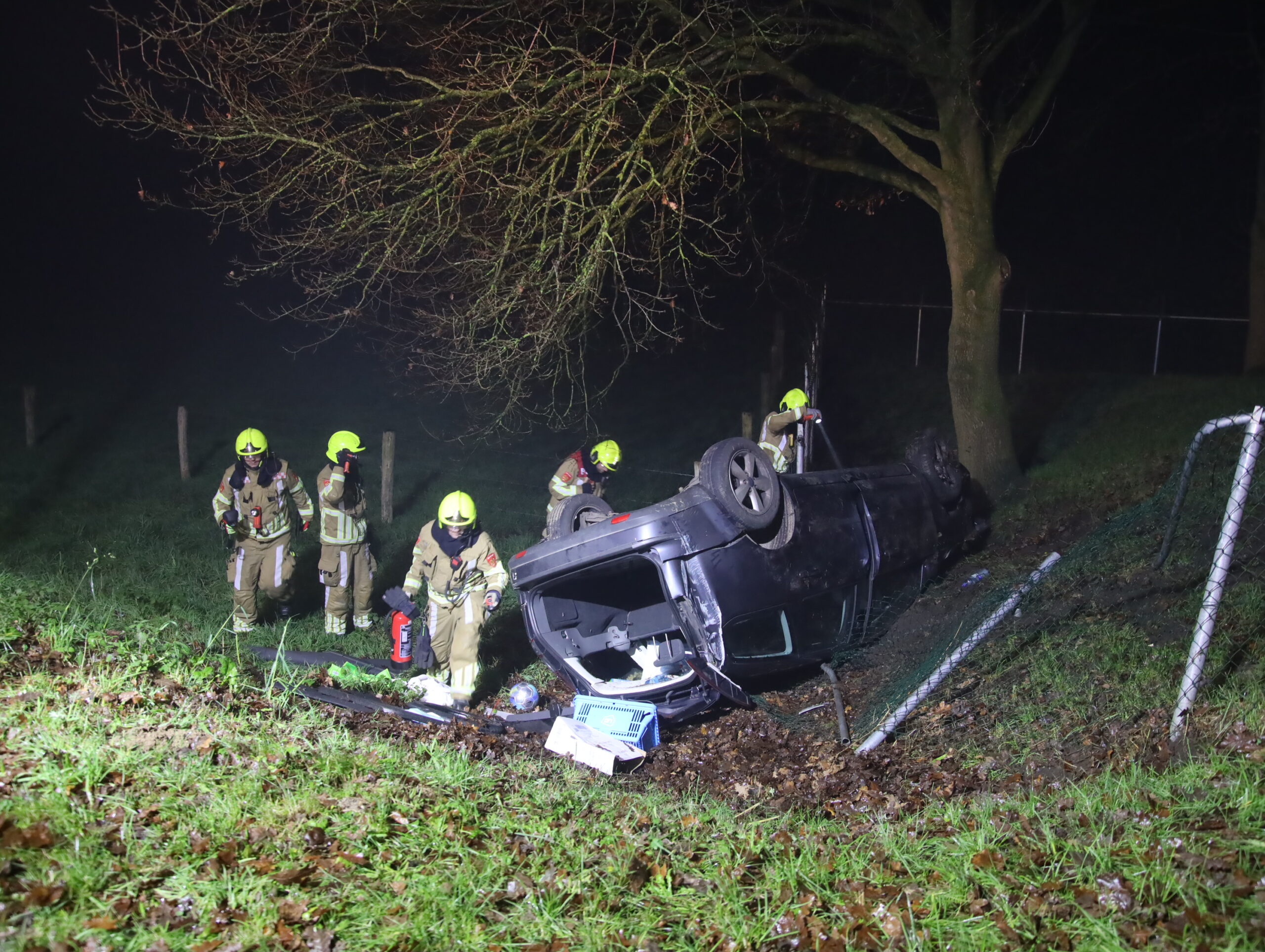 Auto ondersteboven na eenzijdig ongeval, inzittende raakt gewond