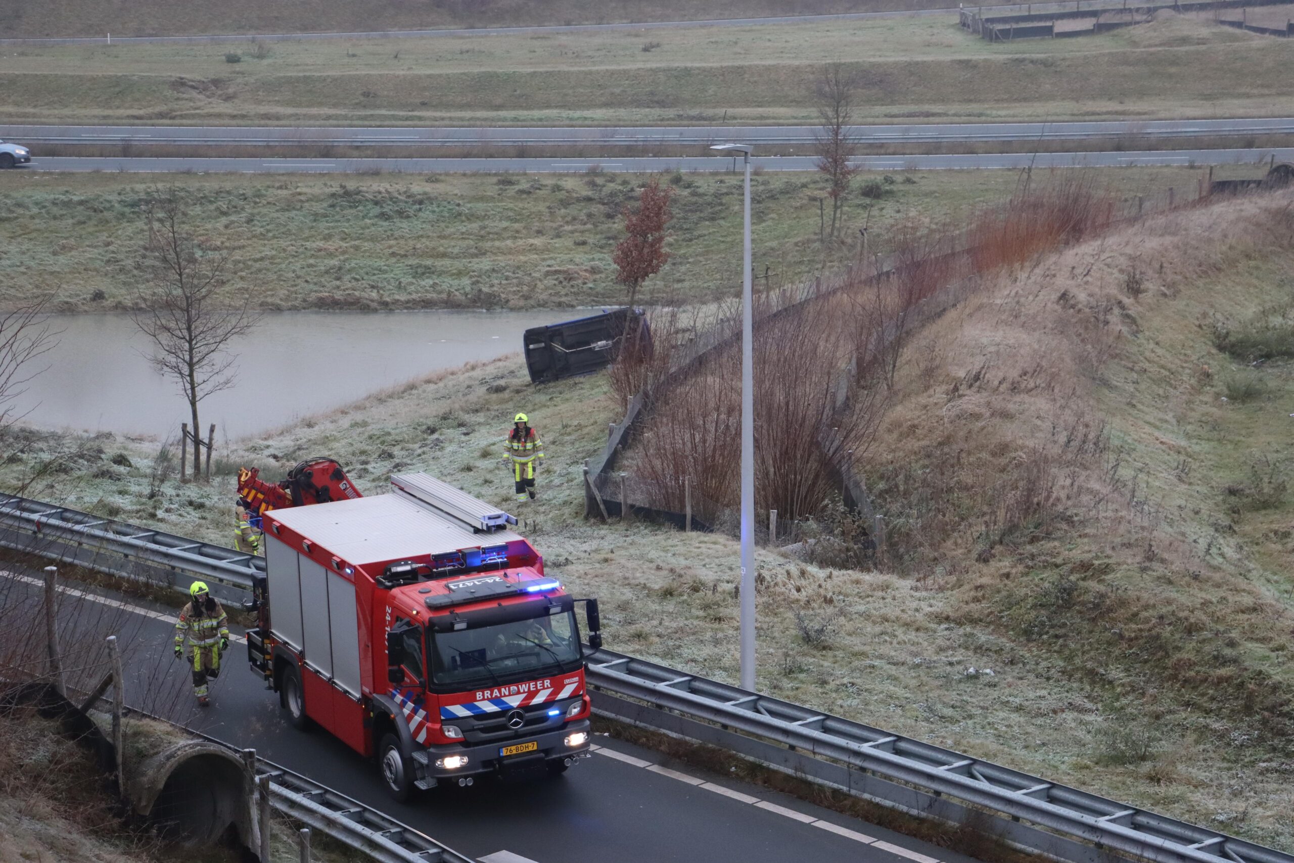 Auto raakt van de weg, inzittende gewond naar ziekenhuis