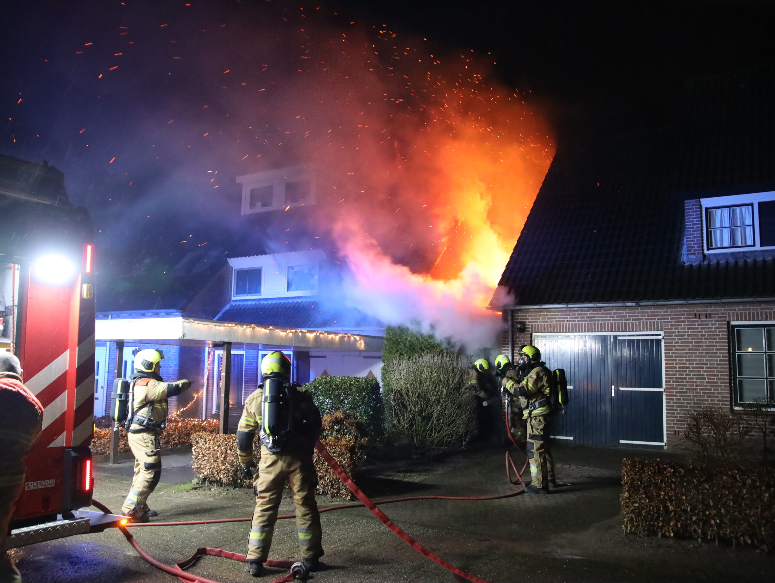 Felle schuurbrand slaat over naar twee woningen