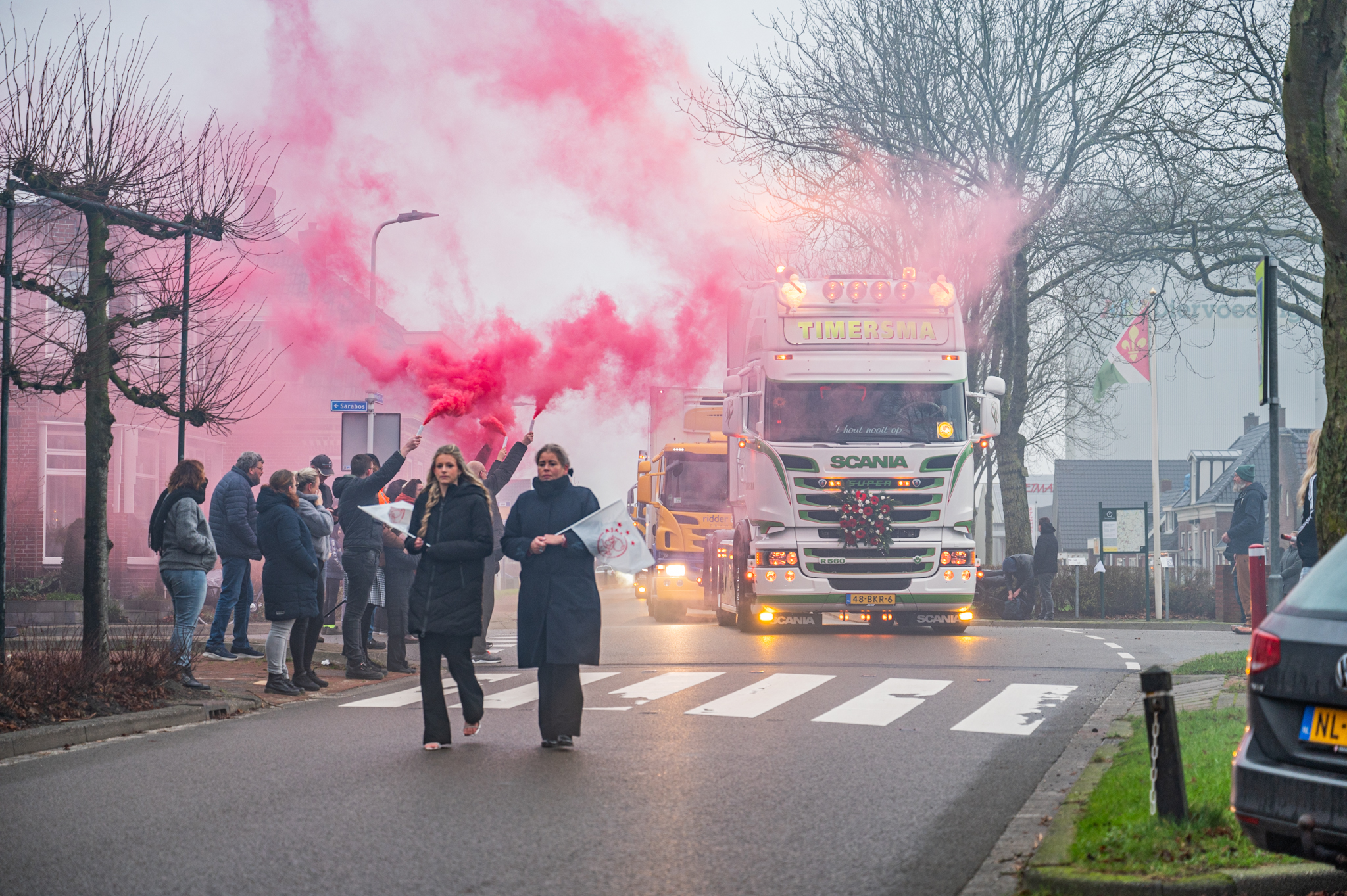 Stoet van 140 vrachtwagens bewijst laatste eer aan 11-jarige Appie