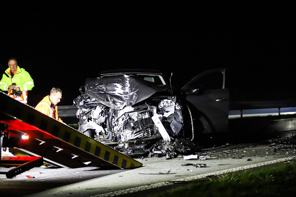 Ravage na botsing tussen auto en busje, weg dicht voor verkeer