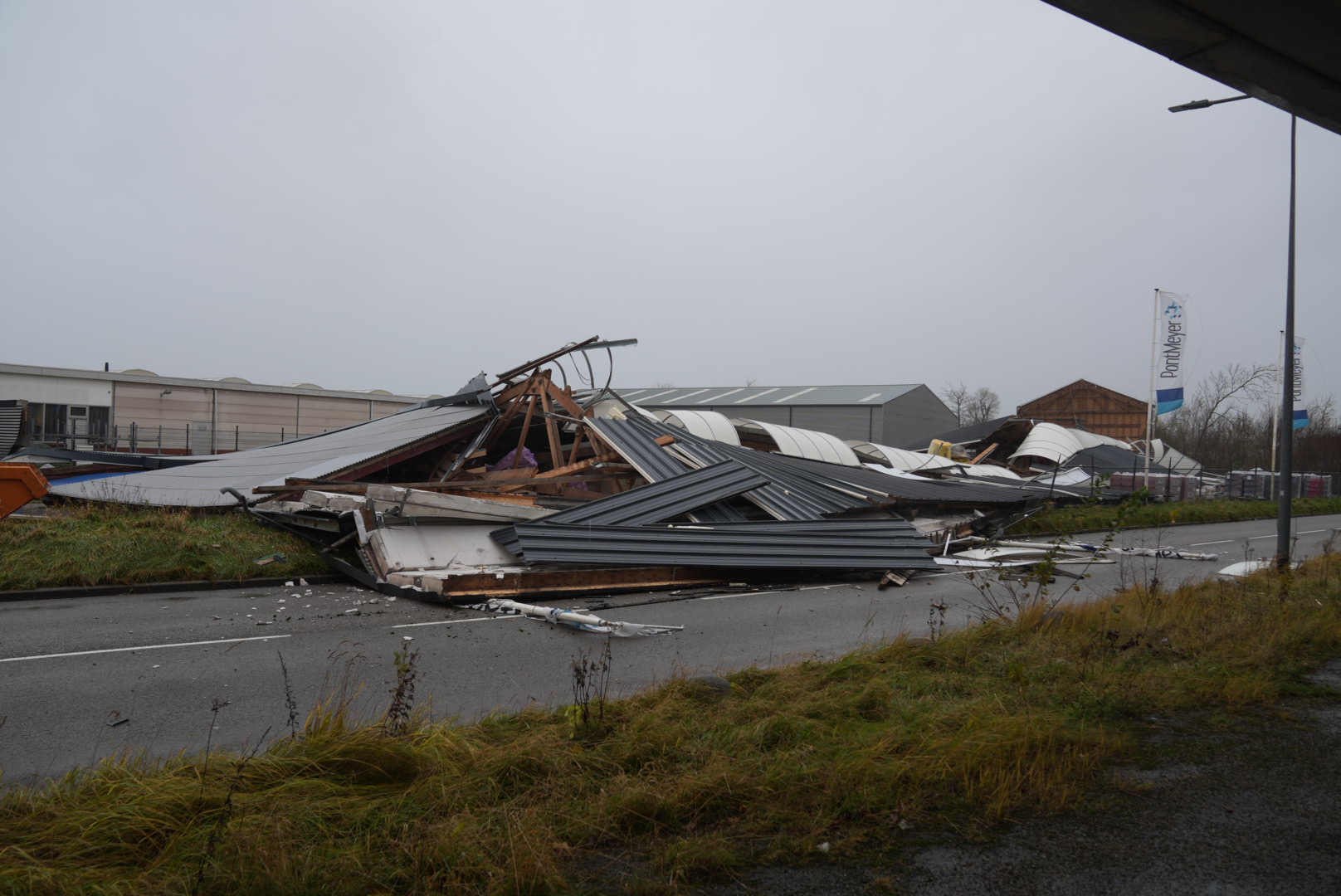 Ravage nadat grote loods instort