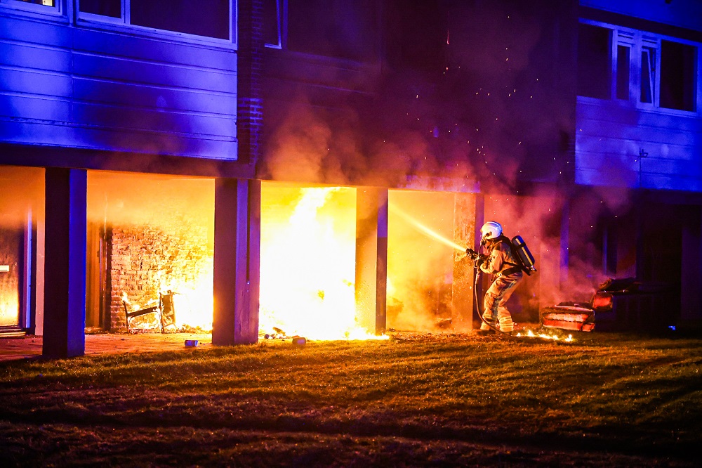 Man (27) aangehouden op verdenking van brandstichting waarbij 8 appartementen beschadigde