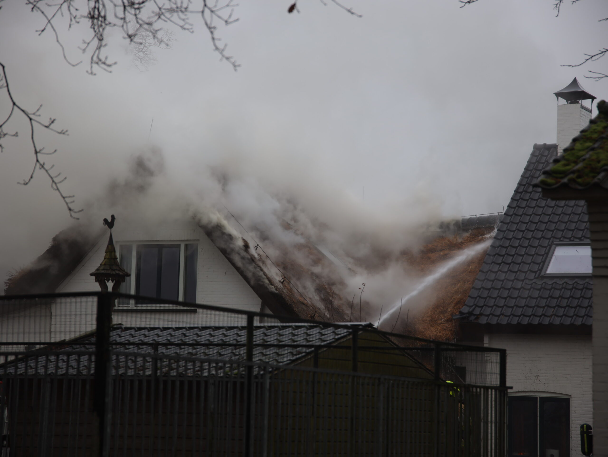 Grote brand in vrijstaande woning met rieten kap