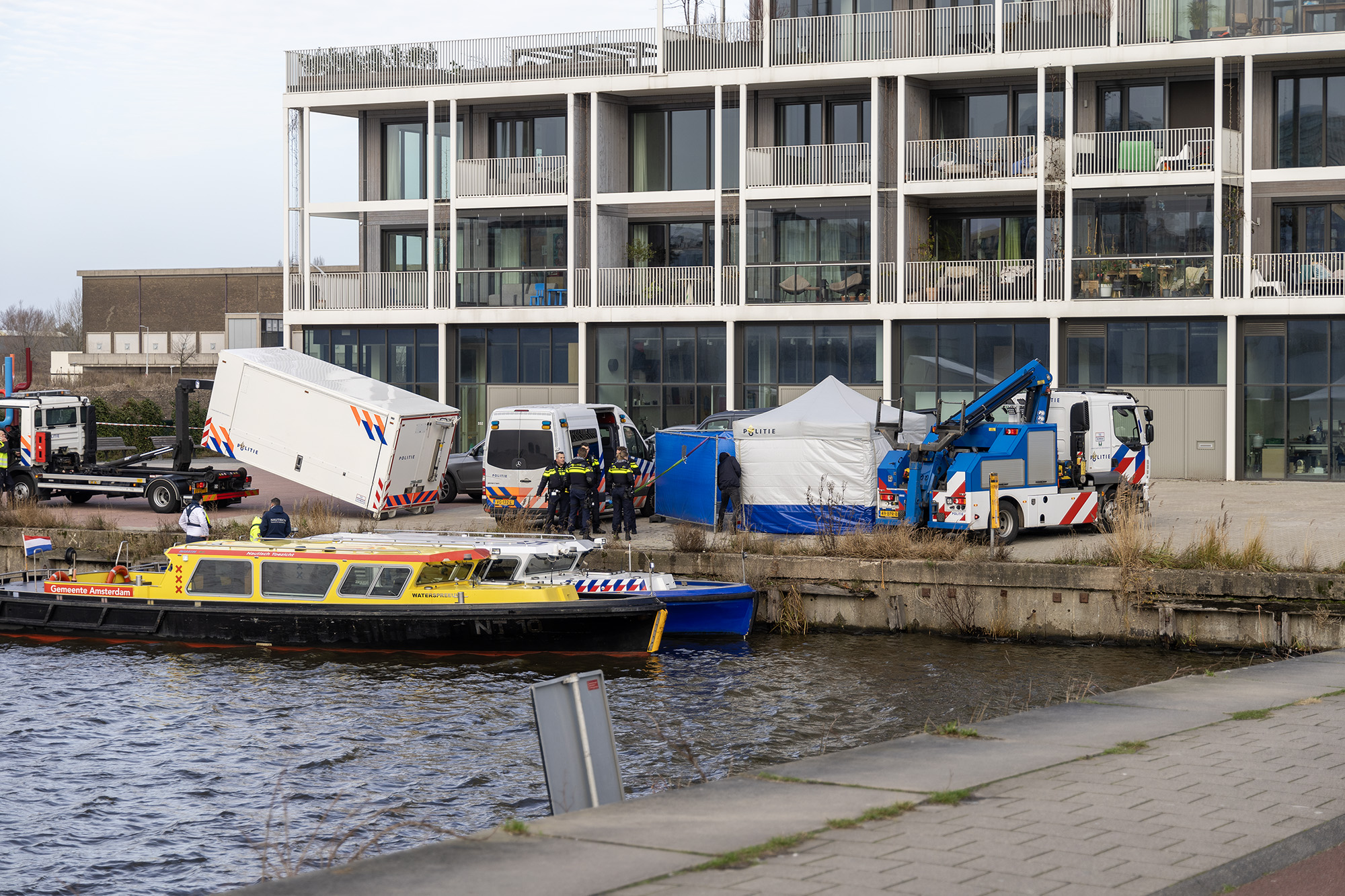 Lichaam gevonden in water Johan van Hasseltkanaal Amsterdam - 112 Nederland