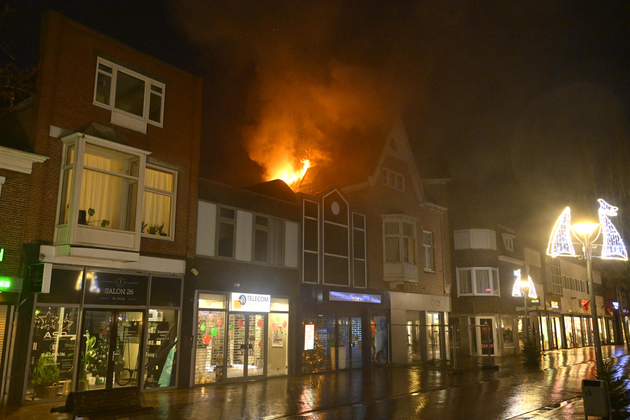 Uitslaande brand in bovenwoning in het centrum