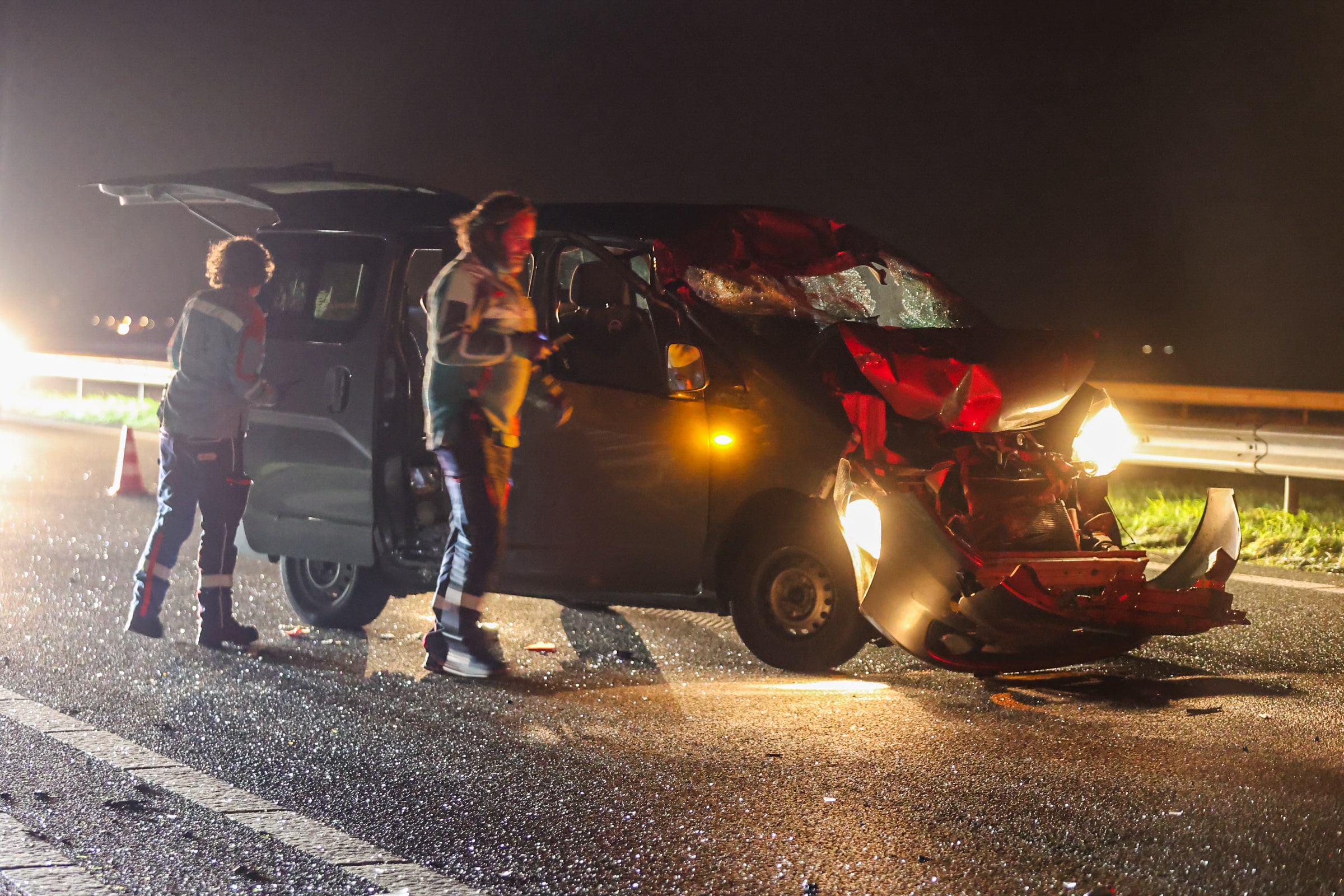 Busje botst achterop vrachtwagen op snelweg; Vijf gewonden