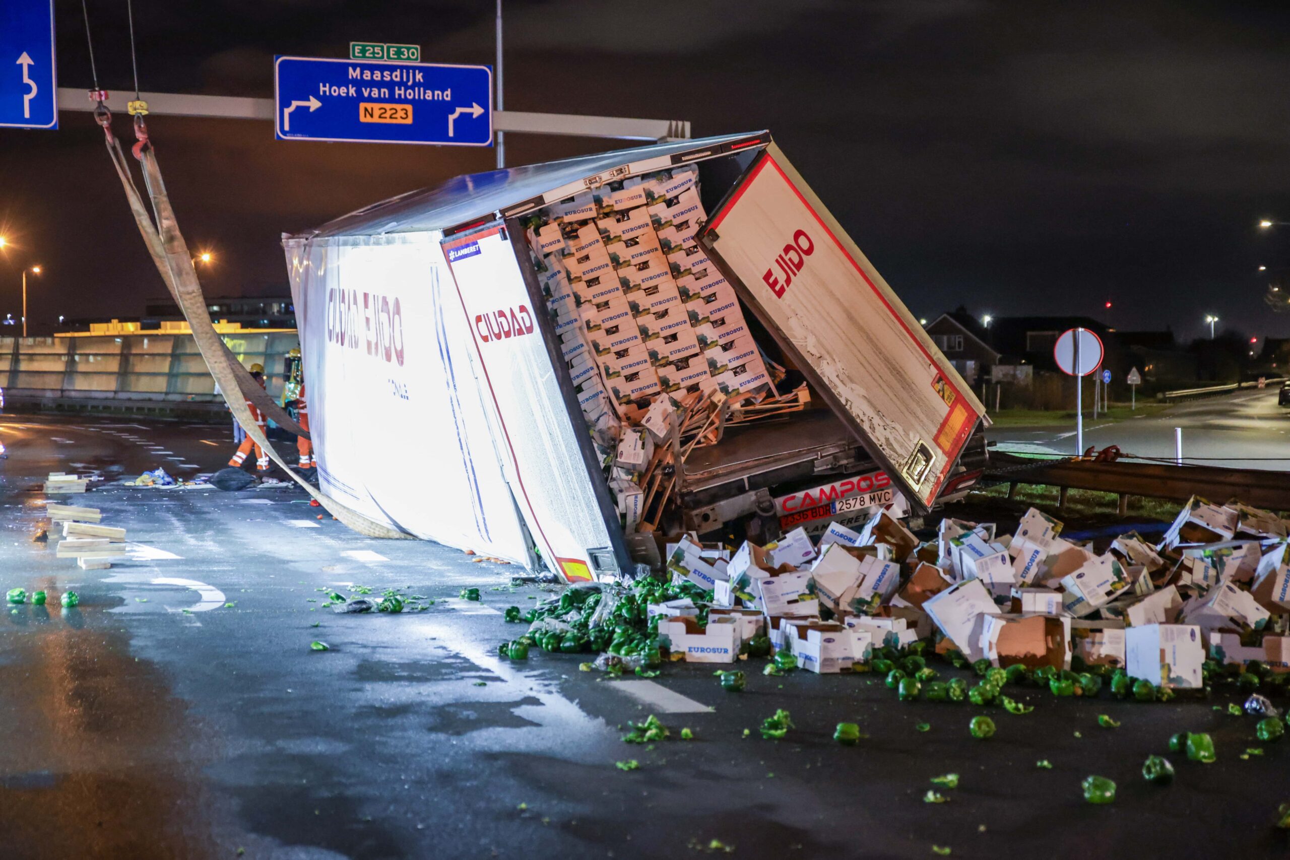 Overal groene paprika’s: vrachtwagen kantelt, weg urenlang dicht
