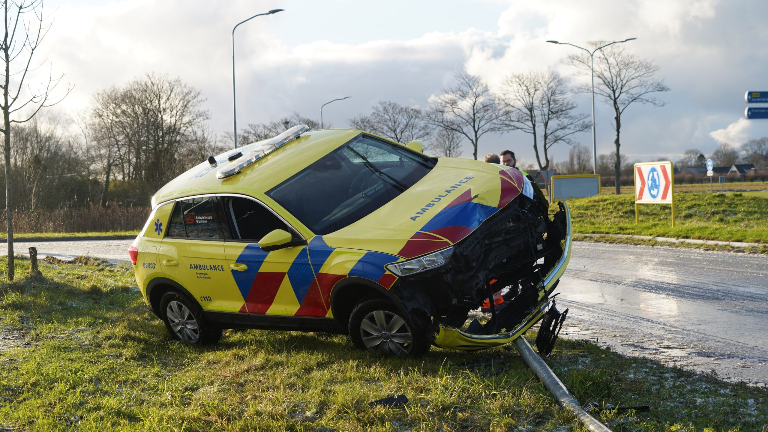 Ambulance crasht na hagelbui en raakt lantaarnpaal
