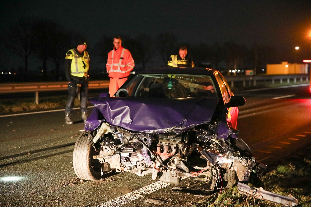 Ravage nadat auto tegen vangrail botst