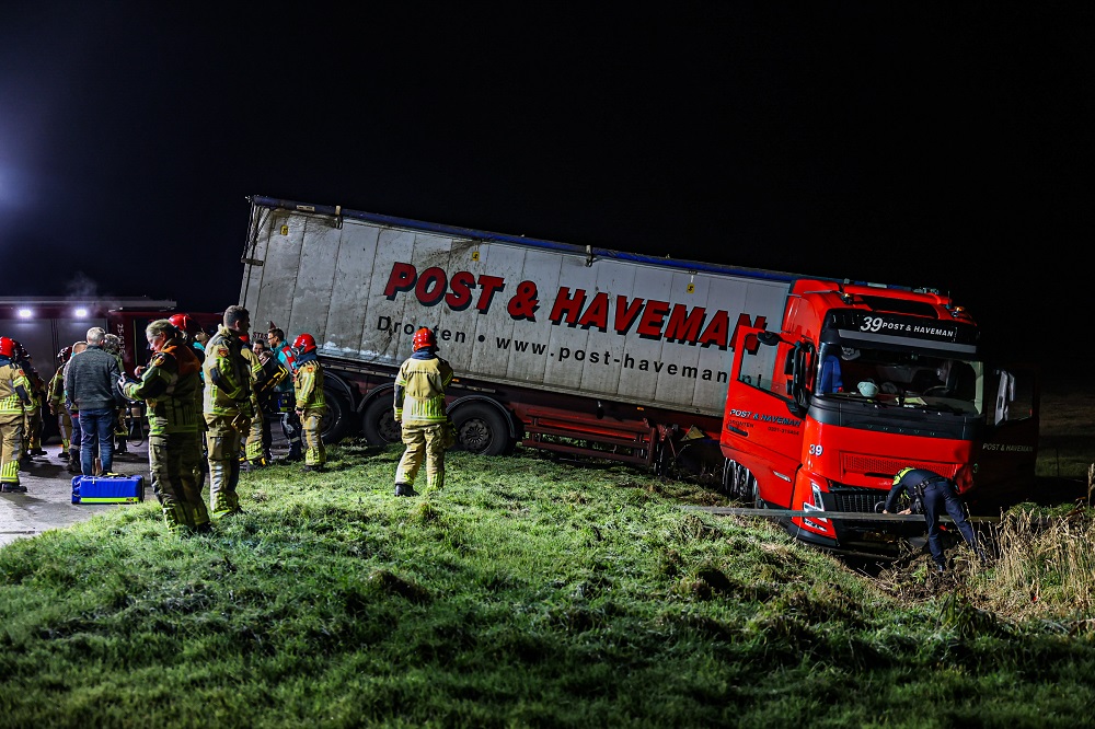 Vrachtwagen raakt tijdens gladheid van de weg en belandt in sloot