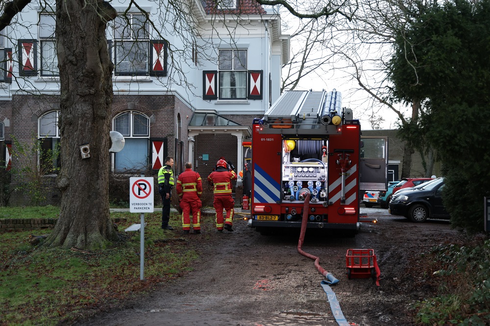Brand bij daklozenopvang, brandweer redt persoon van dak