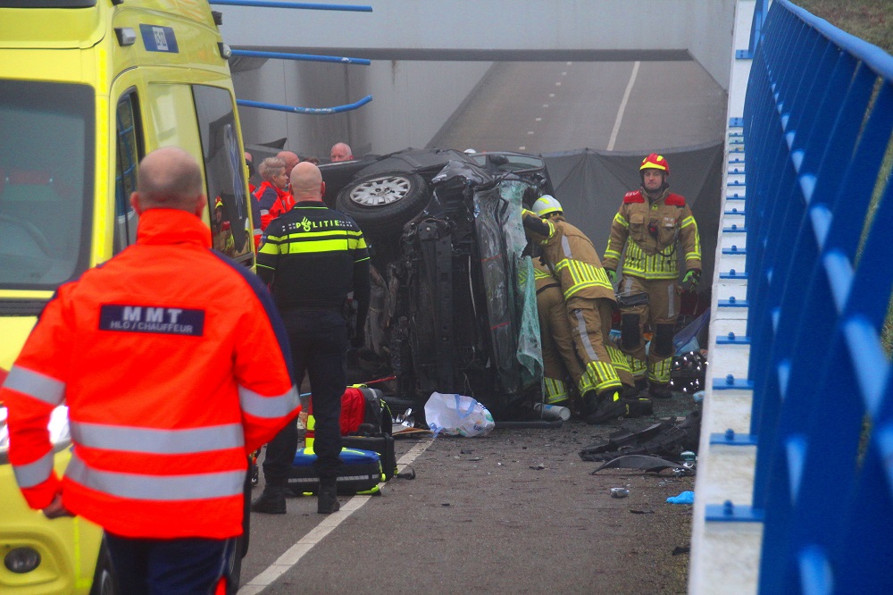 Bizar ongeval: Auto valt in fietstunnel, vrouw bekneld