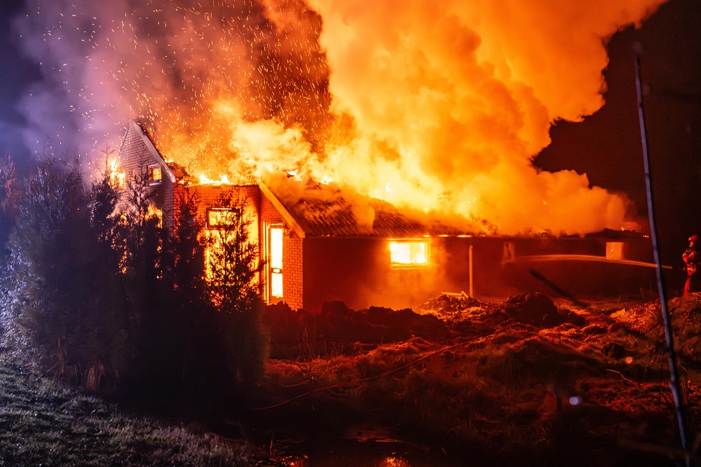 Leegstaande woning gaat volledig in vlammen op