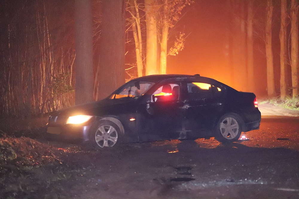 Twee zwaargewonden na botsing tegen boom