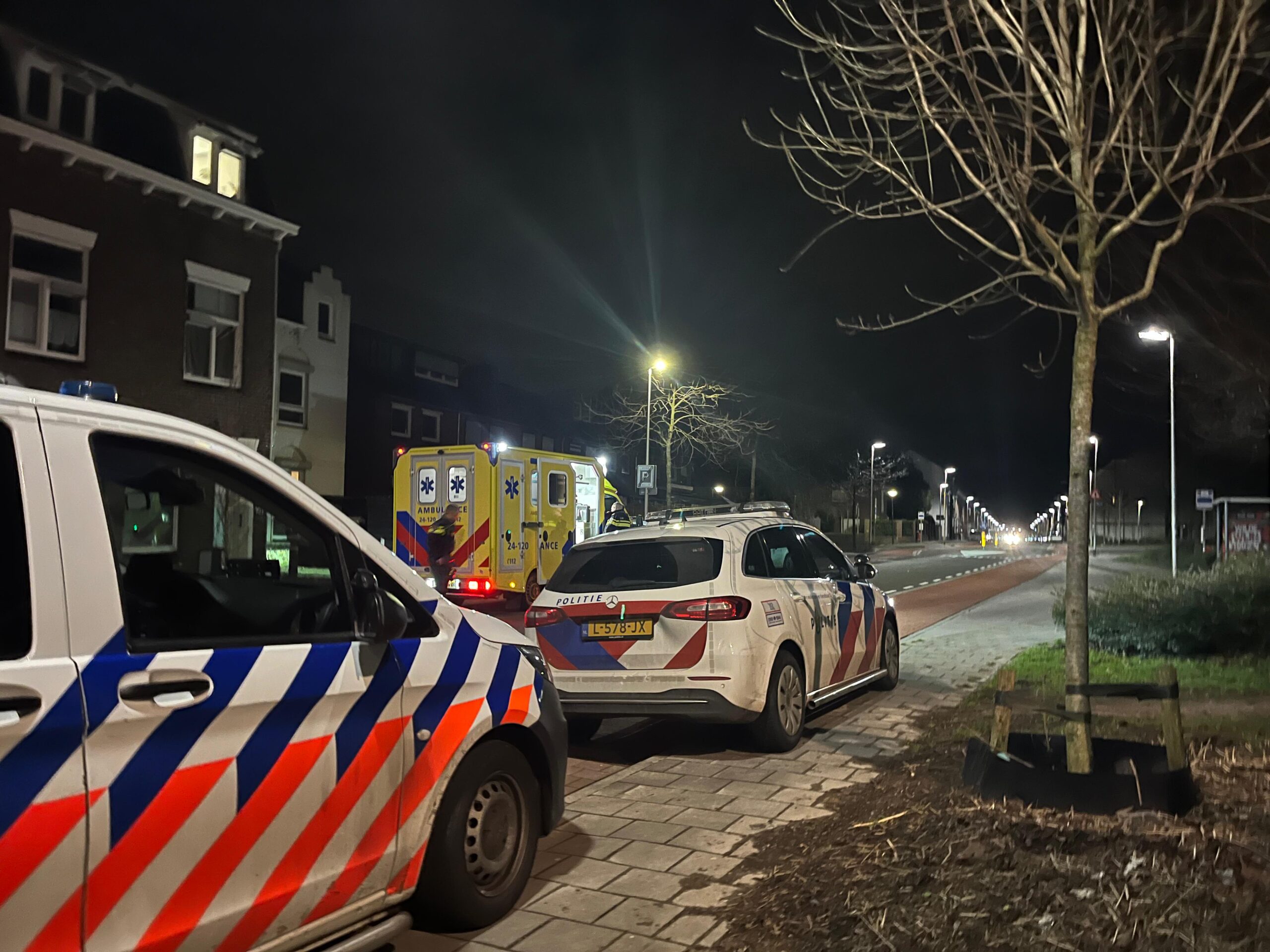 Gewonde na steekpartij in woning, verdachte voortvluchtig