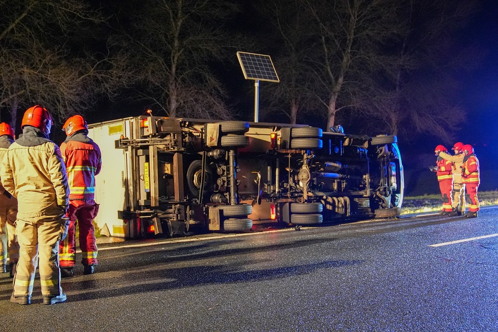 Vrachtwagen kantelt, gladheid mogelijk de oorzaak