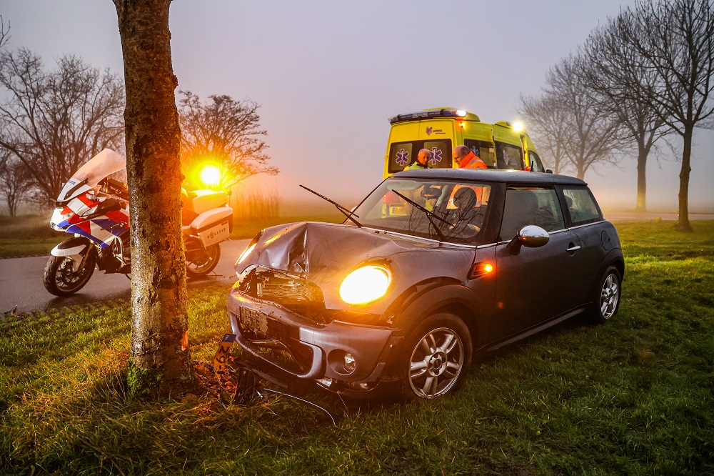 Automobiliste verliest macht over het stuur en botst tegen boom