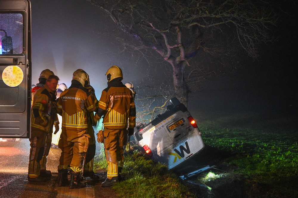 Bestelbus op zijn kop in de sloot, bestuurster gewond