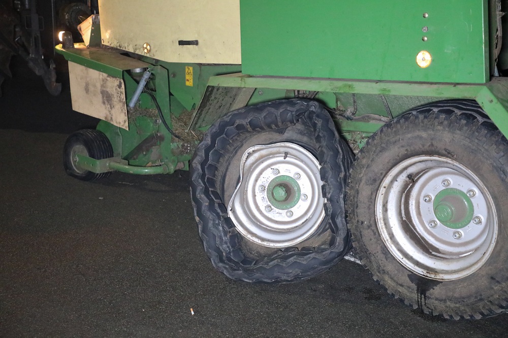 Automobilist botst op aanhanger van tractor