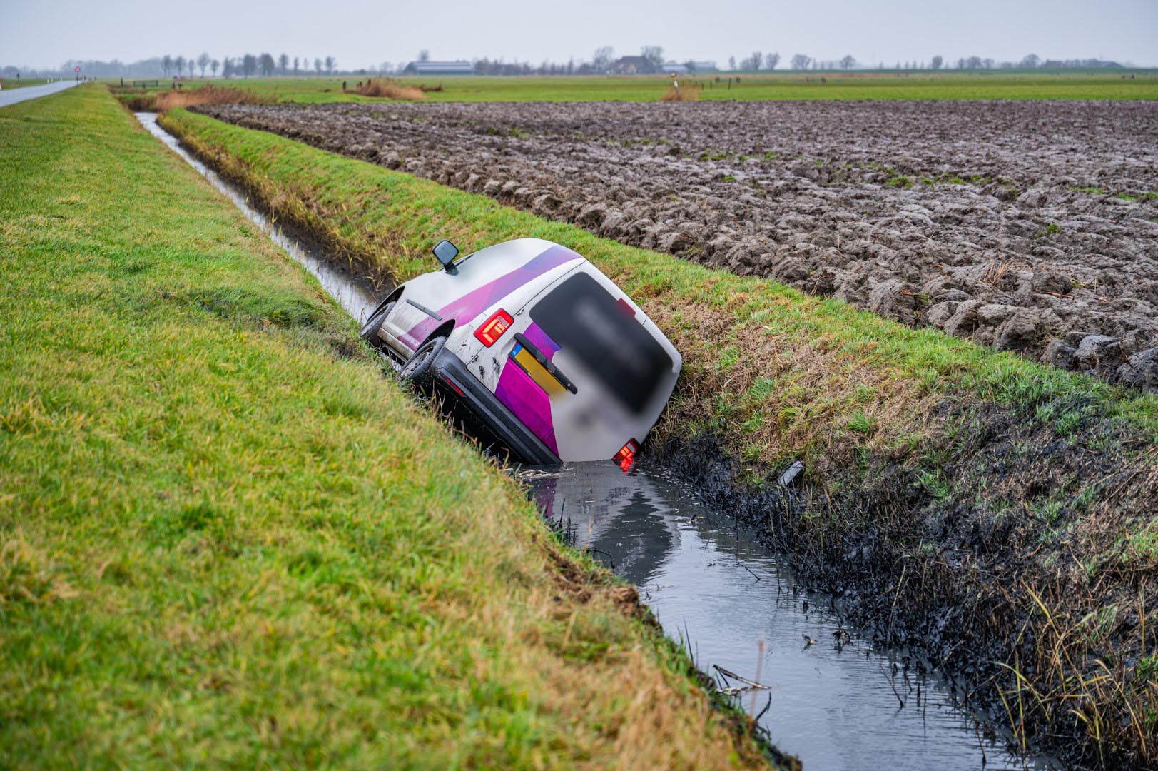 Bedrijfsbusje raakt van de weg en belandt in sloot