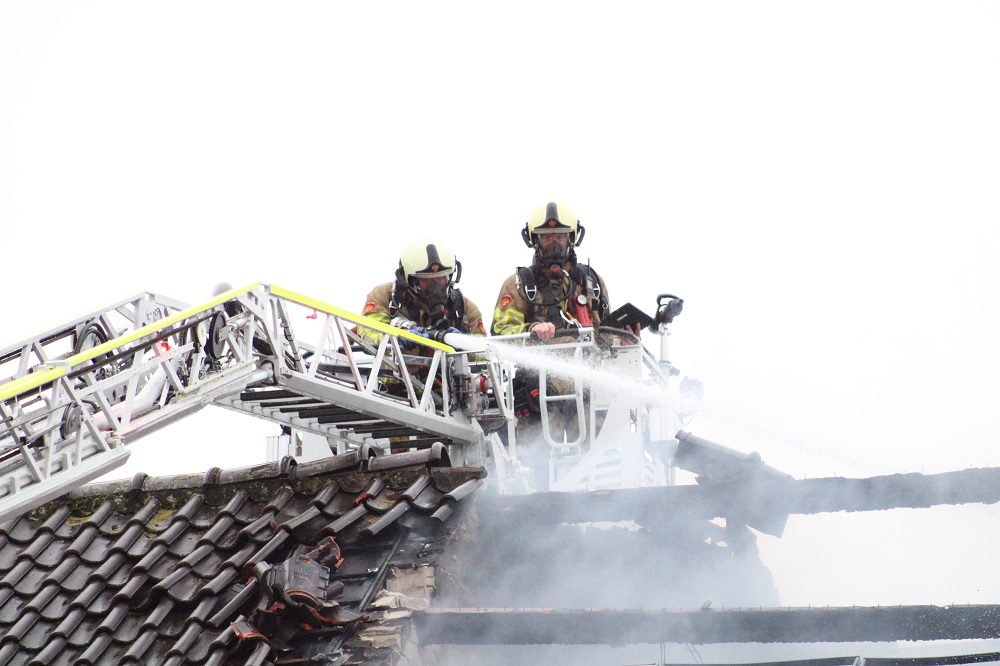 Woning verwoest bij uitslaande brand, brandweer moet dochter redden