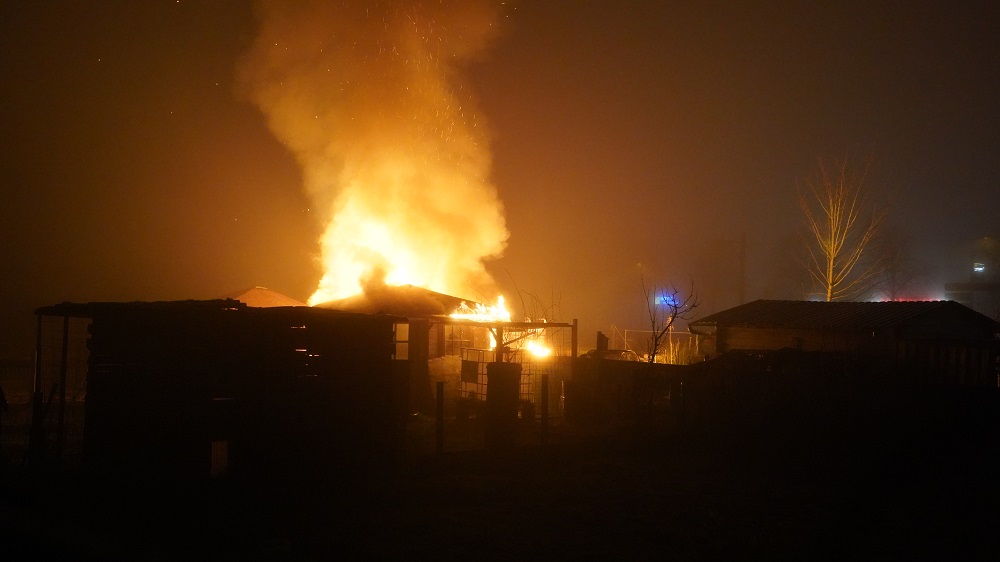 Metershoge vlammen door brand in tuinschuur