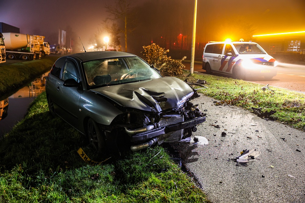 Automobilist rijdt boom uit de grond, auto zwaar beschadigd