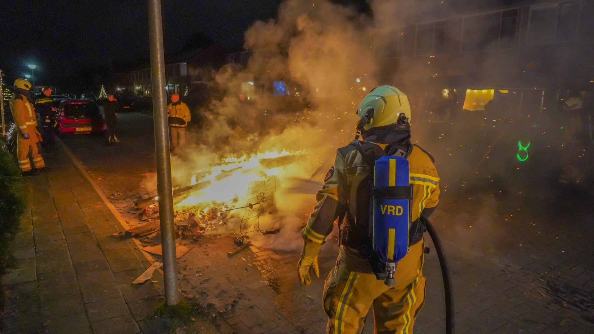 Brandweer bekogeld met vuurwerk bij blussen buitenbrand