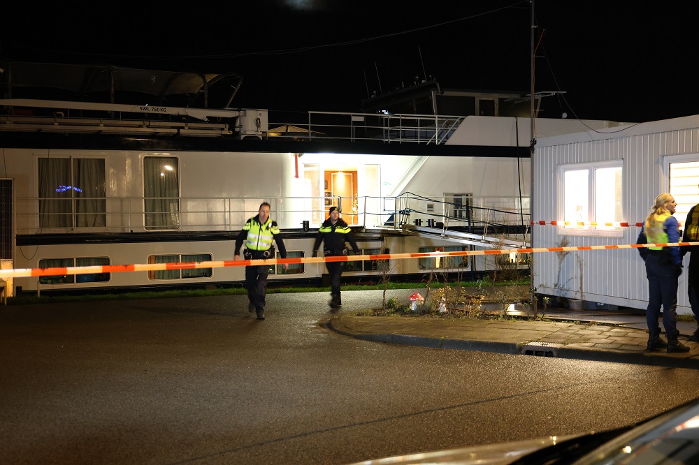 Politie schiet op verdachte met mes op vluchtelingenboot
