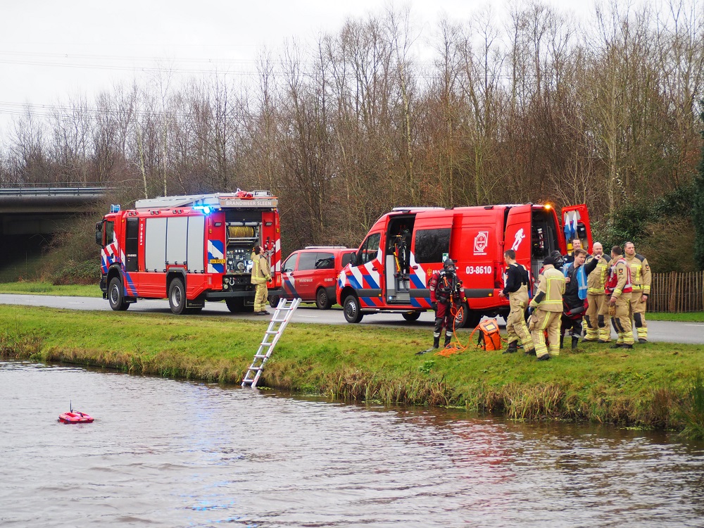 Massale zoektocht naar auto te water, ook traumahelikopter geland