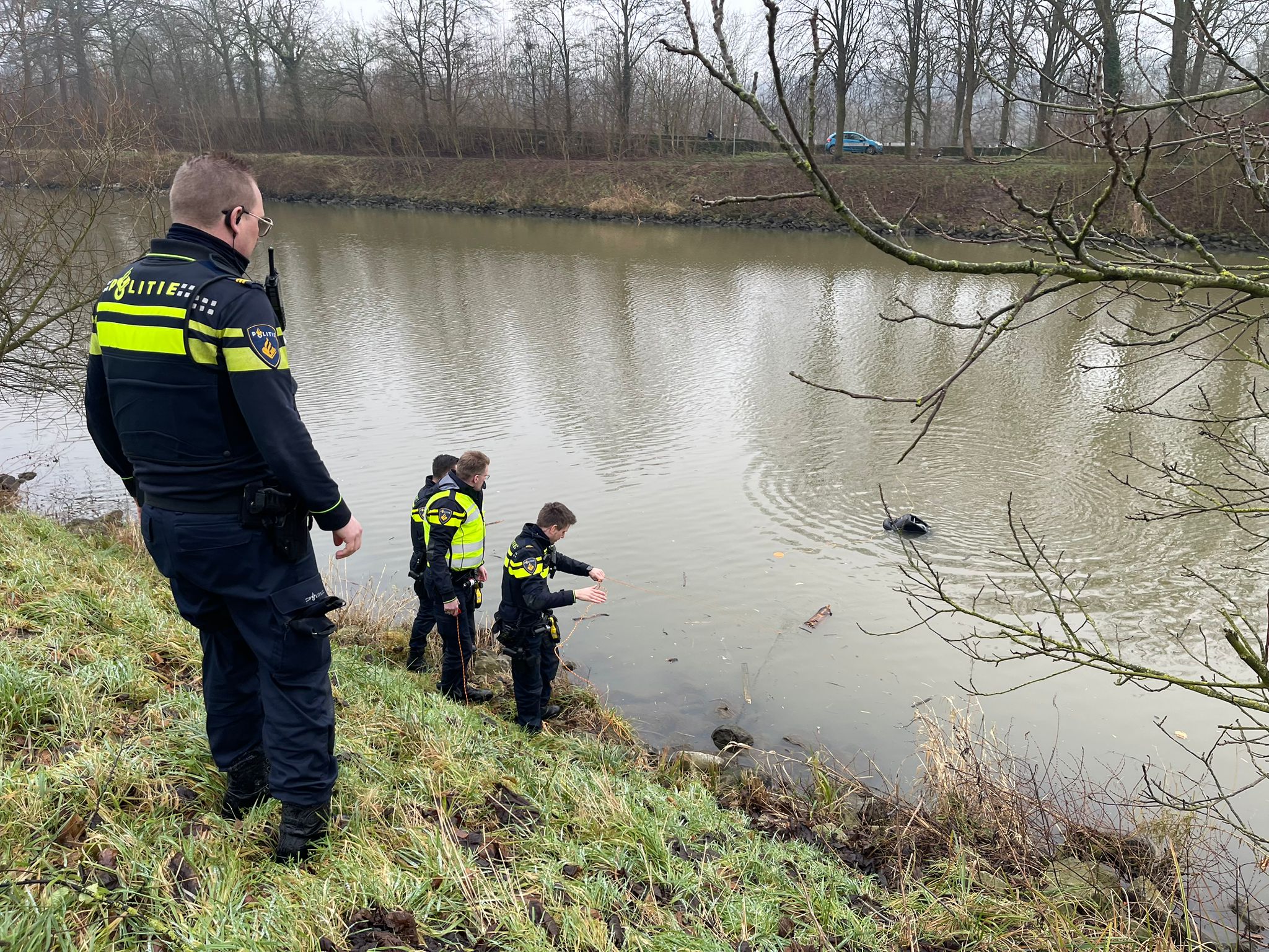 Grote zoektocht in water na aantreffen Maxi-Cosi