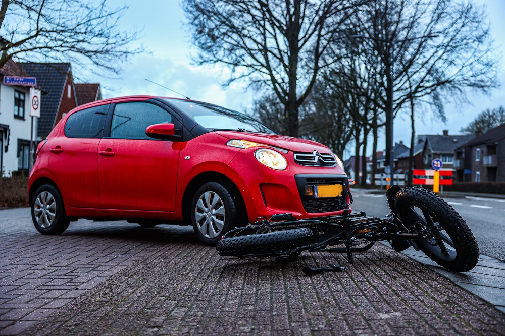 Fatbiker geschept door auto