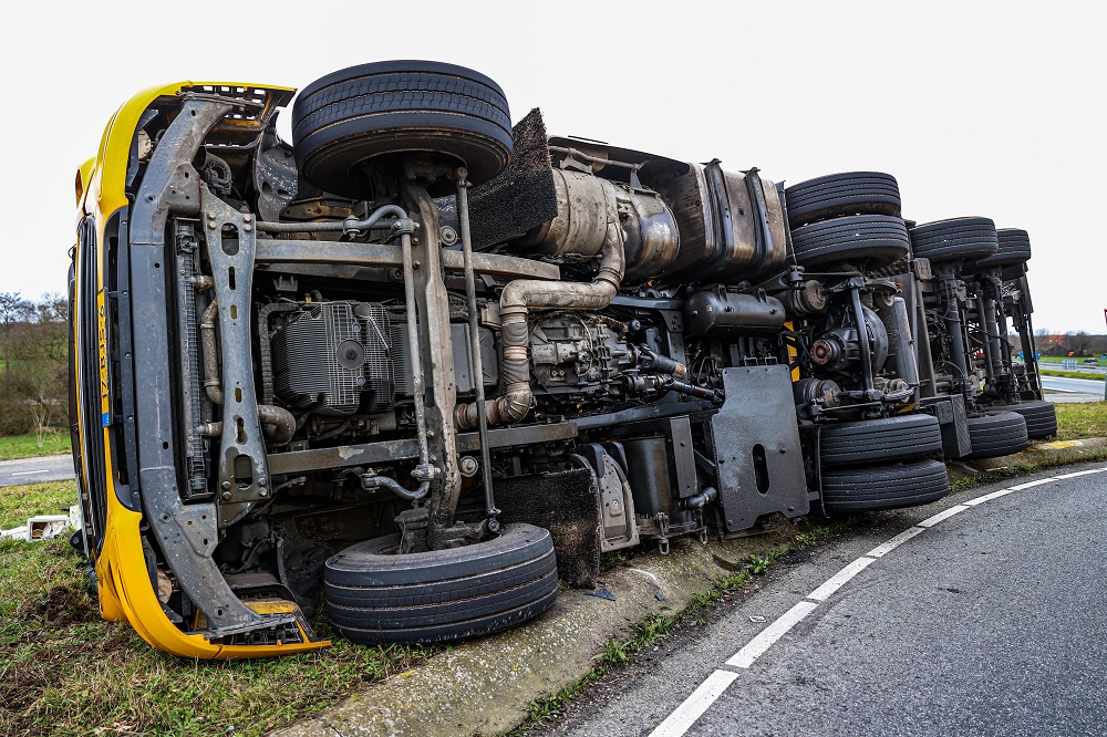 Vrachtwagen gekanteld op rotonde nadat auto nog snel even wil invoegen