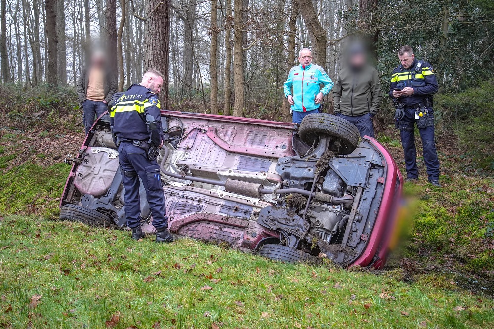Auto belandt op z’n kop in sloot, inzittenden met schrik vrij