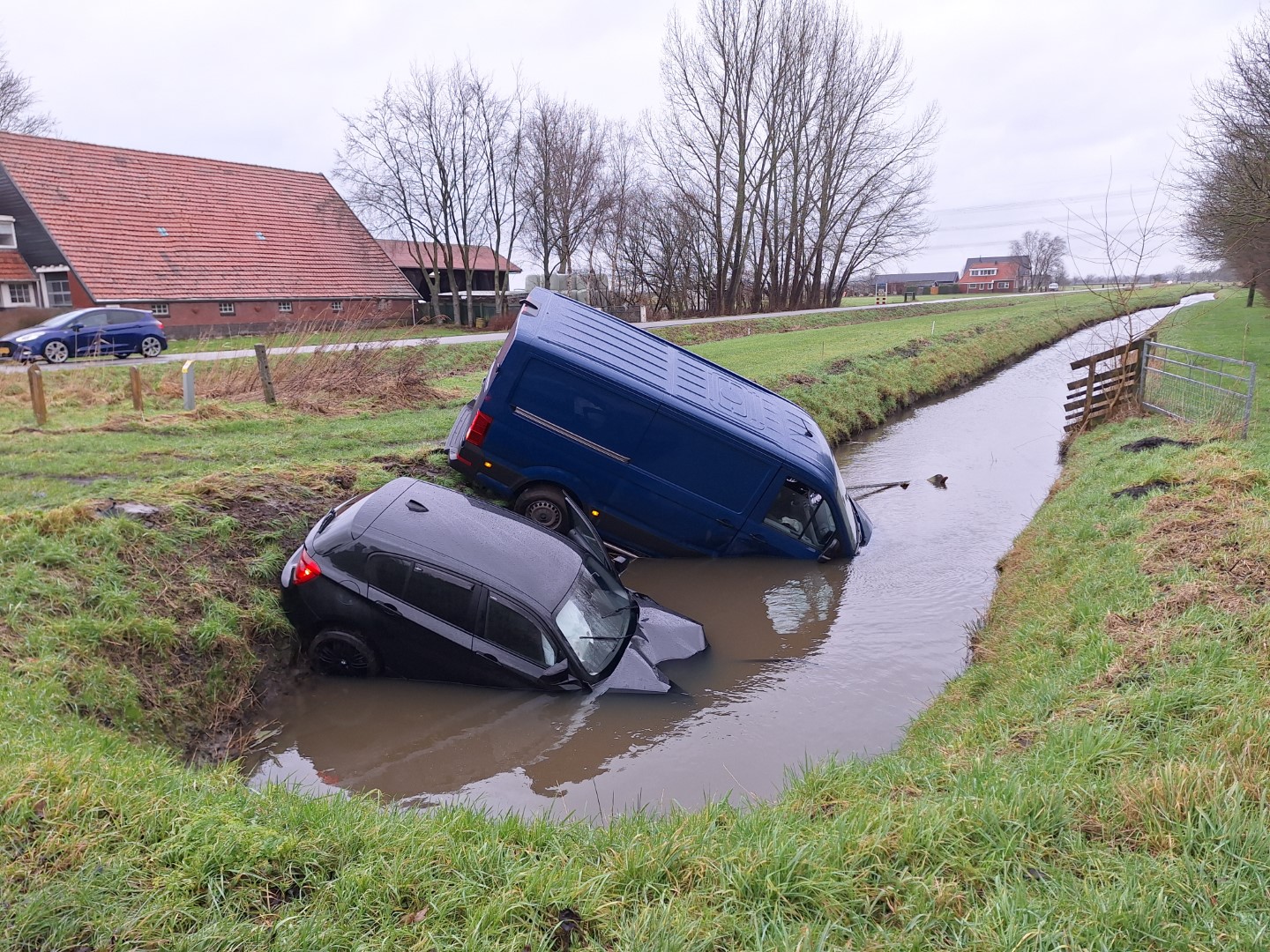 Auto’s raken te water bij botsing