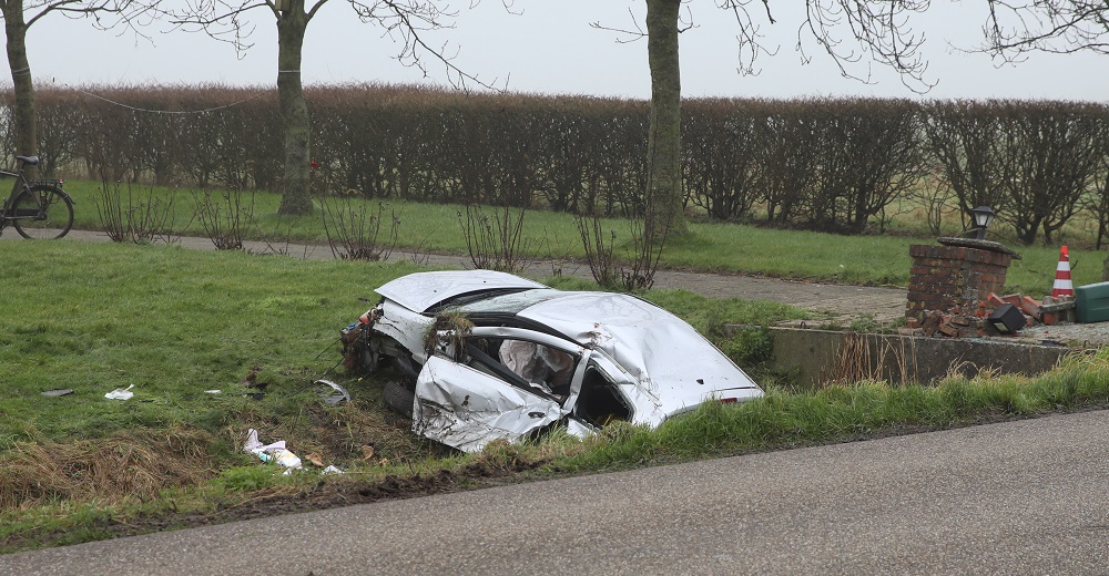 Auto vliegt uit de bocht en komt in sloot tot stilstand, bestuurder ernstig gewond