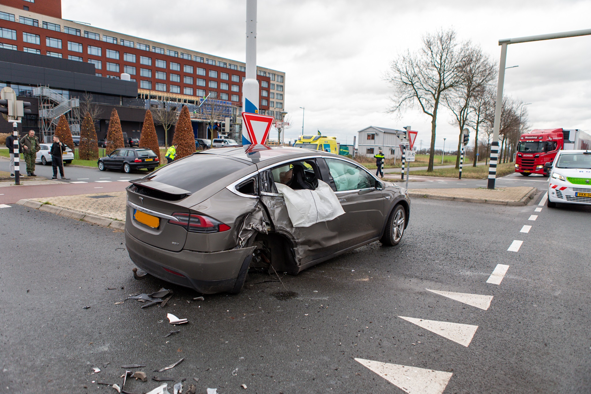 Wiel van Tesla afgebroken na botsing tegen vrachtwagen