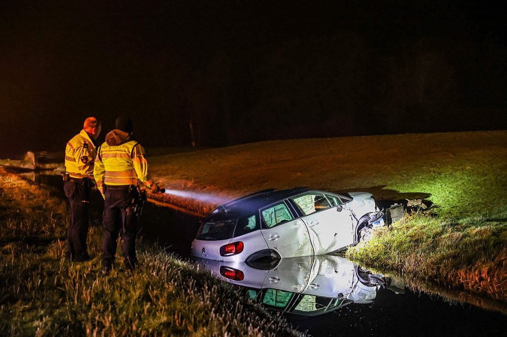 Auto eindigt in sloot van botsing tegen vrachtwagen