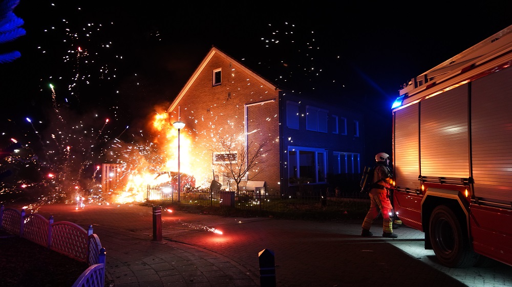 VIDEO: Vuurwerk ontploft in brandende auto
