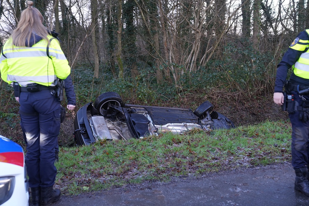Auto op z’n kop in sloot door spiegelgladde weg