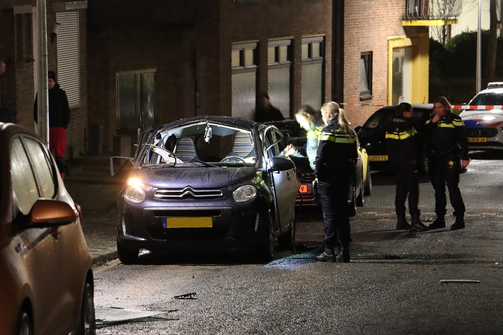 Geparkeerde auto ontploft door explosief, dader gevlucht