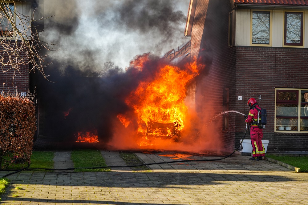 Twee auto’s uitgebrand tussen woningen
