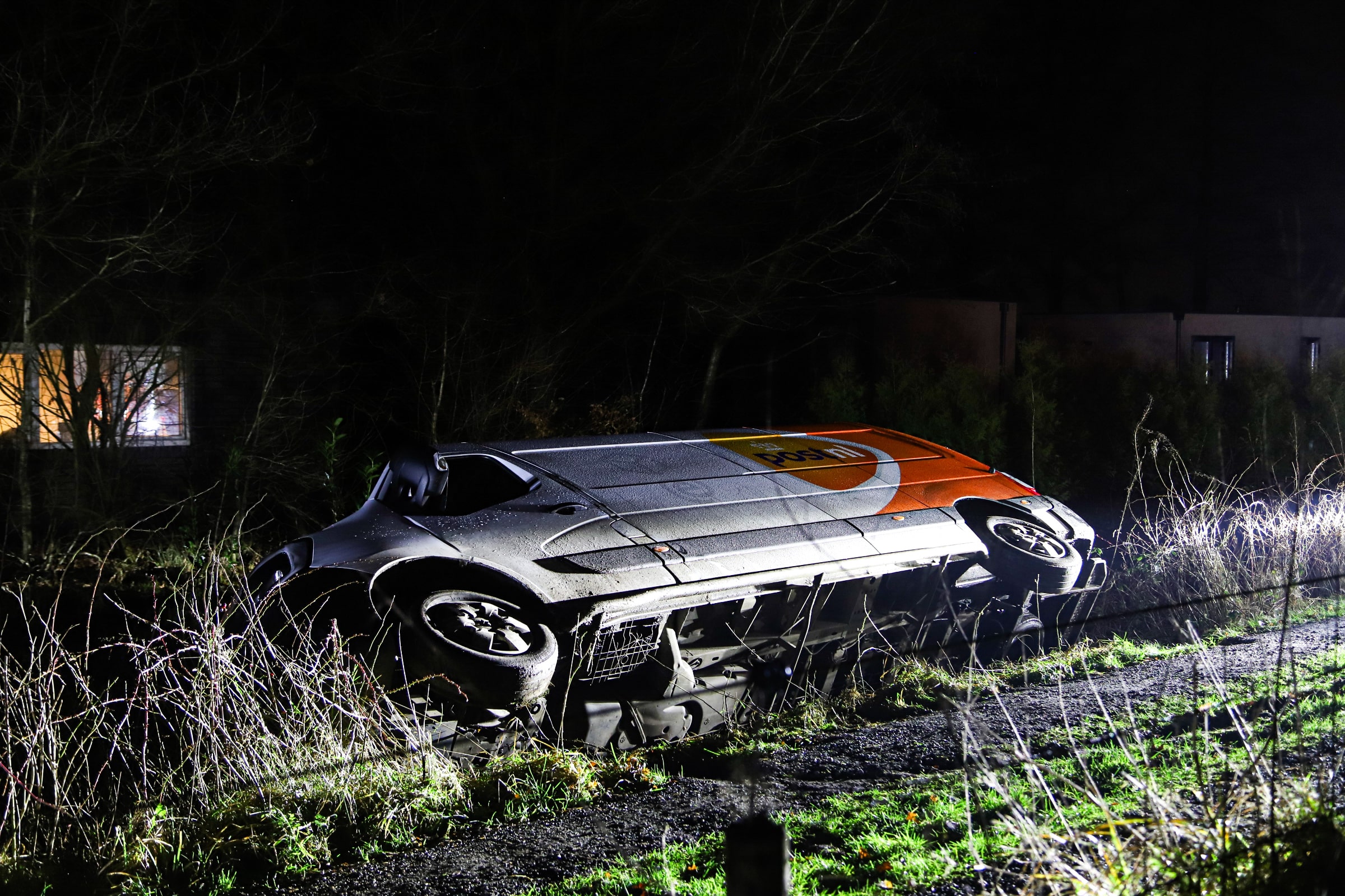 VIDEO: PostNL-bezorger belandt met bestelbus in sloot